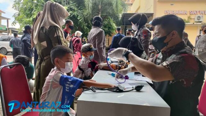 
					Kejar PTM, Ratusan Anak Divaksin di Polres Probolinggo