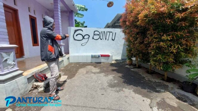 
					Diduga Karena Aliran Genangan Air Hujan, Warga Bangun Tembok Tutup Akses Jalan