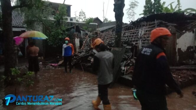 
					Disapu Hujan dan Angin, Rumah di Winongan Pasuruan Ambruk