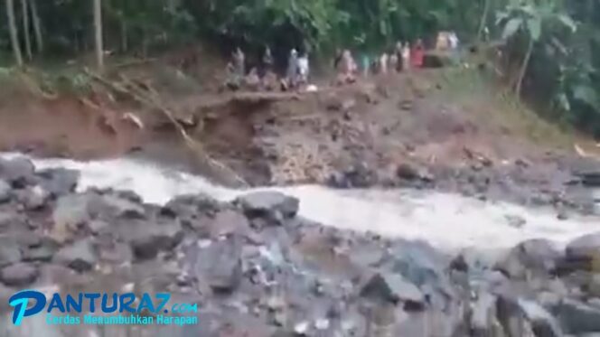 
					Diterjang Banjir, 2 Jembatan di Pakuniran Putus, 1 Warga Terseret Arus