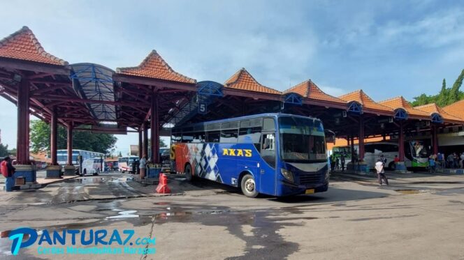 
					Libur Nataru, Penumpang Bus Justru Turun 15%