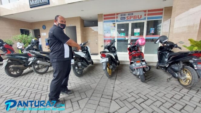 
					Curi Motor Karyawan SPBU, Sejoli Pelaku Terekam CCTV