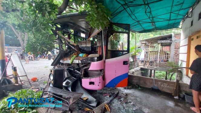 
					Berjalan Ngeblong, Bus Tabrak 4 Kendaraan di Traffic Light, 7 Luka