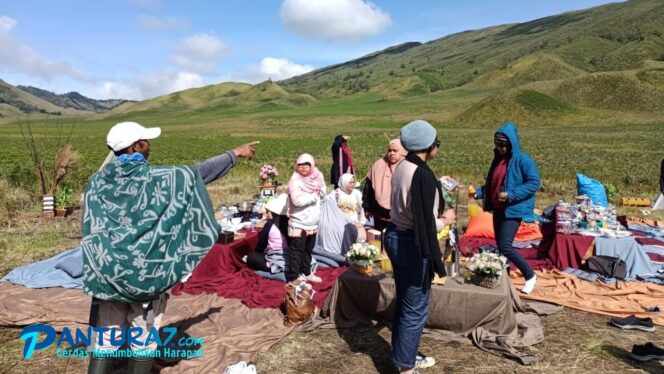 
					Nikmatnya Makan Bersama di Padang Savana Bromo