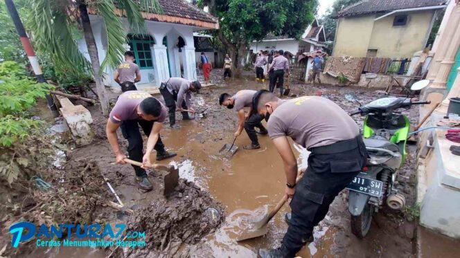 
					Polresta Bersihkan Lumpur dan Bagi Makanan Serta Pakaian