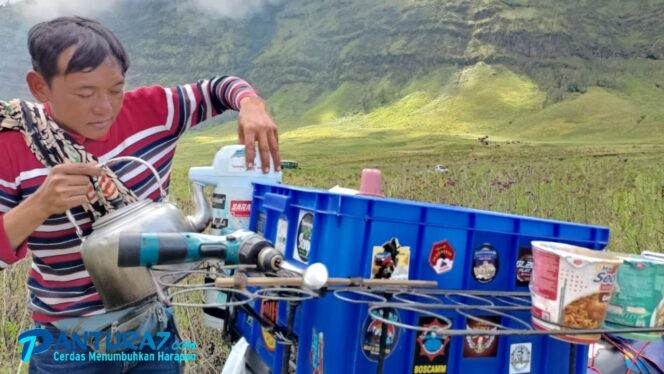 
					Menikmati Panorama Bromo Sambil ‘Nyruput’ Kopi Bor