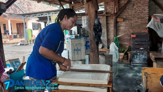 
					Harga Kedelai Melambung, Perajin Perkecil Ukuran Tahu