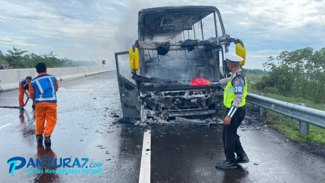 
					Berisi 48 Orang, Seluruh Penumpang Bus yang Terbakar di Tol Pandaan-Malang Selamat