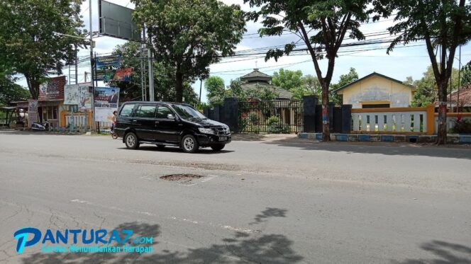 
					Awas! Jalur Pantura Kraksaan Banyak Lubang