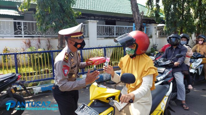 
					Pengendara Taat Aturan, Terima Bunga dan Coklat
