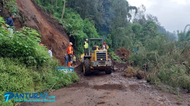 
					Tebing Jalur Wisata Bromo Kembali Longsor, Akses Sempat Tertutup