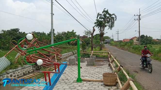 
					Dihantam Angin Kencang, Gazebo Taman Kingkong Porak-poranda