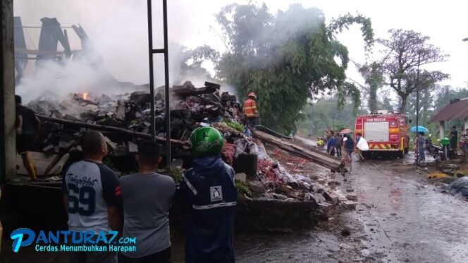 
					Tersambar Petir, Gudang Benang di Purwosari Hangus Terbakar