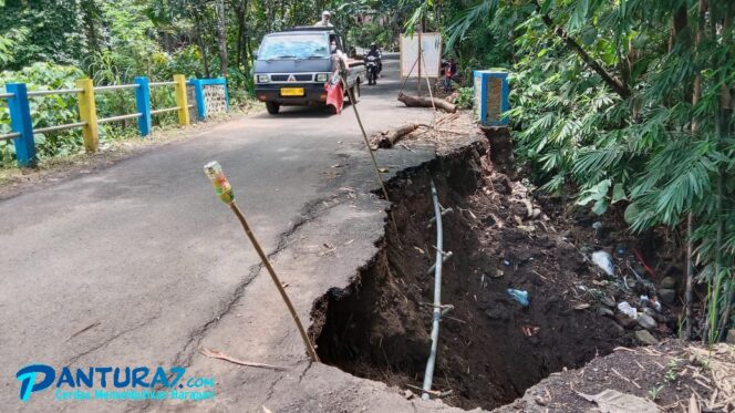 
					Tergerus Arus, Jembatan Condong-Racek Ambrol