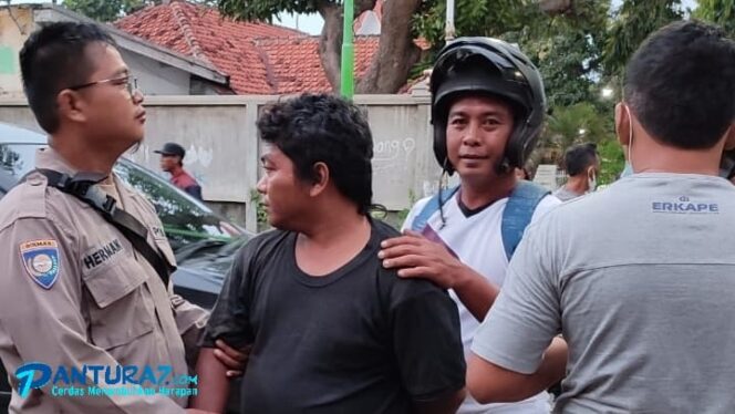 
					Curi ‘Rolling Door’ di Stadion, Pelaku Digebuki Warga