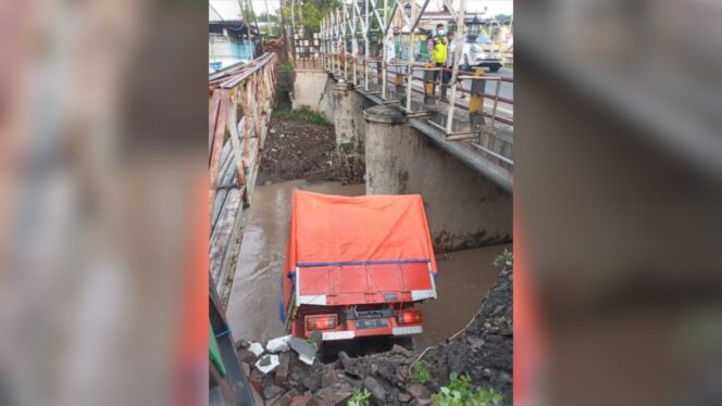 
					Sopir Mengantuk, Truk di Kota Pasuruan Terjun ke Sungai