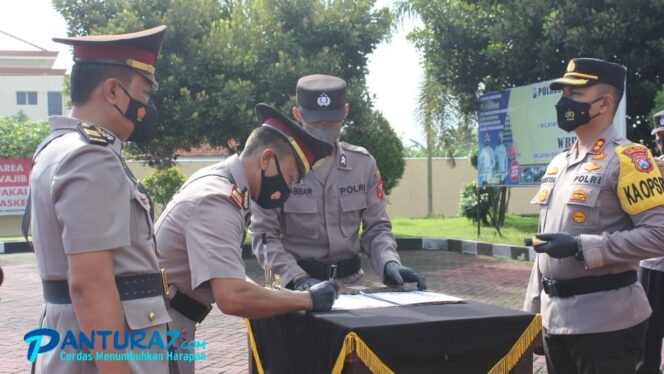 
					Penyegaran, 5 Kapolsek di Polres Probolinggo Dirotasi