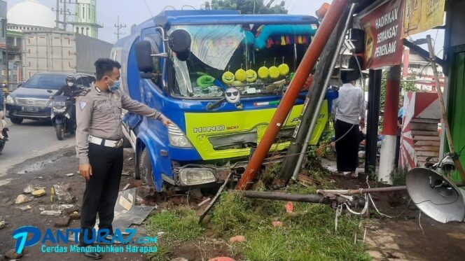 
					Sopir Mengantuk, Truk Tangki Sasak Pembatas Jembatan dan Tiang Listrik