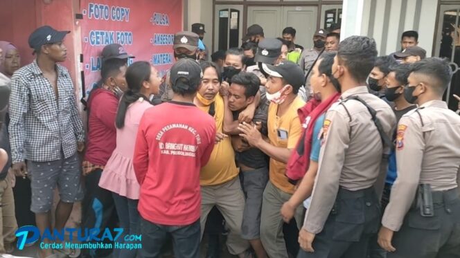 
					Demonstran-Polisi Bentrok, 3 Warga Tegalwatu Diringkus