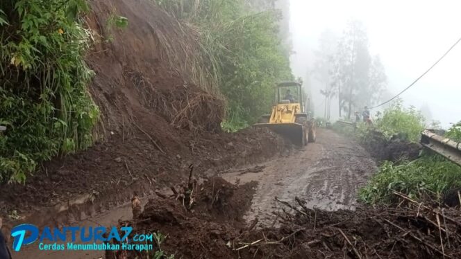 
					Diguyur Hujan Lebat, Jalur Menuju Wisata Bromo Longsor
