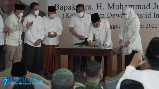 
					RESMIKAN MASJID: Ketua Umum DMI, Jusuf Kalla, didampingi Gubernur Jawa Timur Khofifah Indar Parawansa saat meresmikan Masjid Al-Hassanah, Selasa (29/3/22).
