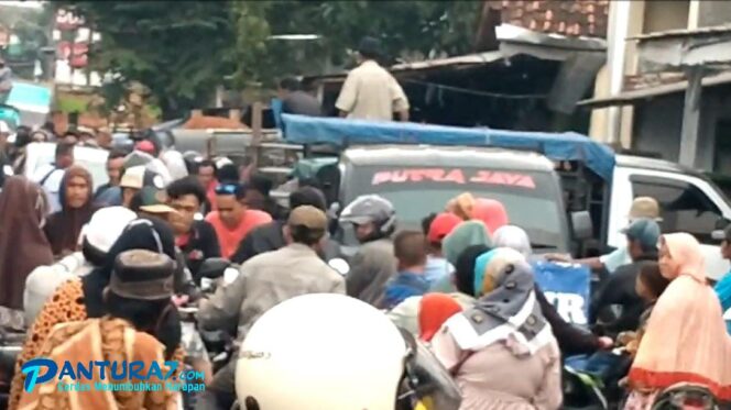 
					Tiap Pekan Jalan Macet, Warga Minta Ada Parkir Khusus di Pasar Hewan Maron