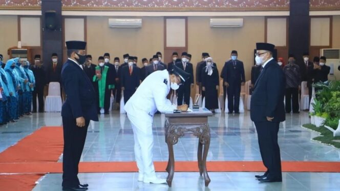 
					Lantik 249 Kades, Plt Bupati: Jangan Bedakan Antar Pendukung