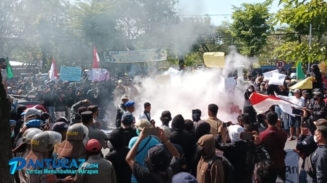 
					BEM se-Probolinggo Demo Blokade Jalur Pantura, Tolak Kebijakan Pemerintah