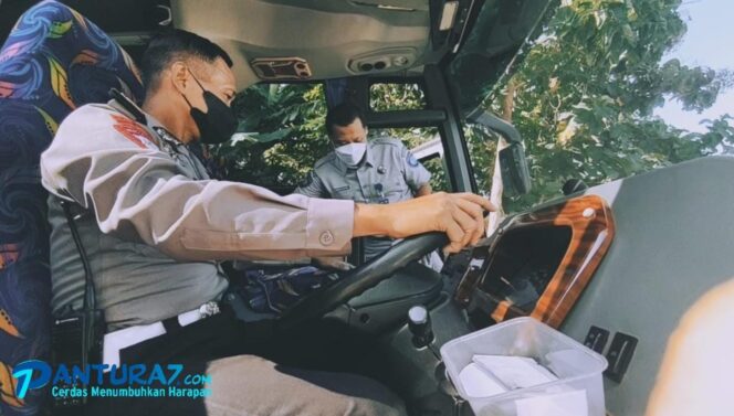 
					Satlantas-Dishub Cek Kelayakan Armada Bus Mudik