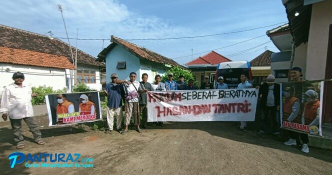 
					TIPIDKOR: Pegiat Antikorupsi membentang spanduk bertuliskan 