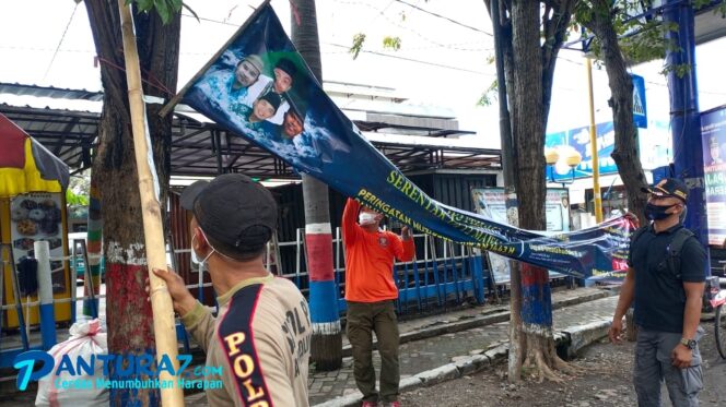 
					Ilegal, Pol PP Turunkan Banner Liar di Kota Kraksaan
