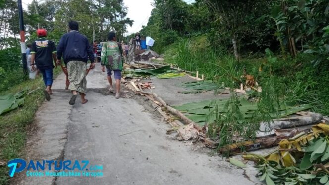 
					Lagi, Warga Iuran Perbaiki Jalan Rusak, Kali ini di Tiris