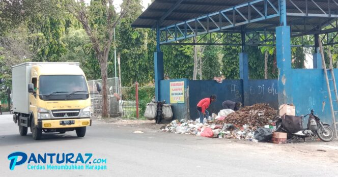 
					Sampah Berserakan di TPS Kebonagung Kraksaan, Pengguna Jalan Komplain