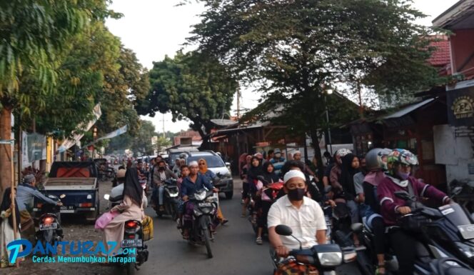 
					Bagi-bagi Takjil Menjamur, Jalanan Macet