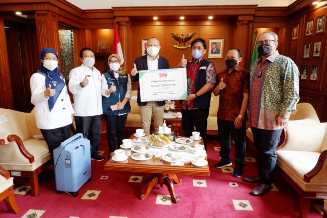 
					PEDULI: Perwakilan PT HM Sampoerna Tbk, dan Yayasan STAPA Center saat menyalurkan bantuan penanganan Covid-19 di Jawa Barat dan Kab. Karawang. 