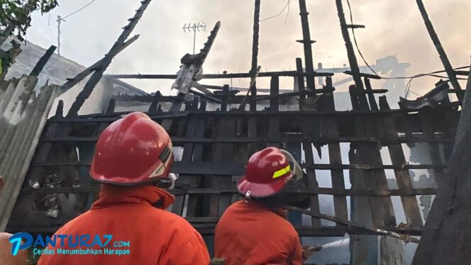 
					KEBAKARAN: Anggota Pemadam Kebakaran (Damkar) Kota Pasuruan saat berusaha memadamkan kobaran api. (Foto: Moh. Rois).