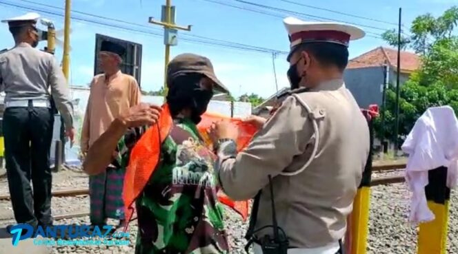 
					Penjaga Lintasan KA Terima Bingkisan dan Rompi dari Polresta