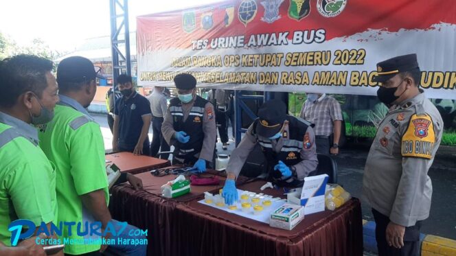 
					Mudik Lebaran 2022, Sopir dan Awak Bus Tes Urine di Terminal Pandaan