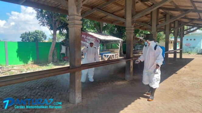 
					BERUPAYA: Petugas tampak sedang menyemprotkan cairan disinfektan. (Foto: Hafiz Rozani).