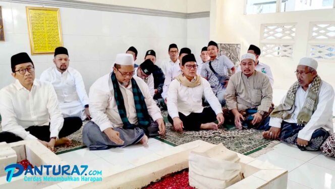 
					KHUSUK: Gus Muhaimin bersama dengan sejumlah elite politik saat berkunjung ke sejumlah pondok pesantren di Probolinggo (Foto: Moh. Ahsan Faradisi).