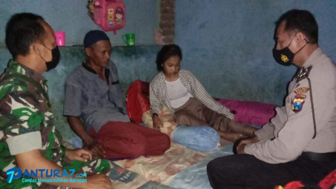 
					KAGET: Dini Putri Ramadhani (tengah) kaget pasca terkena booster TV yang tersambar petir. (foto: Ainul Jannah)