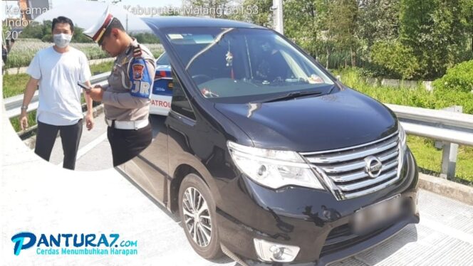 
					Duh! Kaca Mobil Dilempar Batu Saat Melintas di Jalur Tol Pandaan-Malang