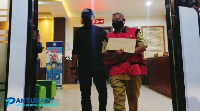 
					DITAHAN: Kadisdikbud Kota Probolinggo, M-M, digelandang petugas kejaksaan pasca ditetapkan sebagai tersangka dugaan korupsi. (foto: Hafis Rozani)