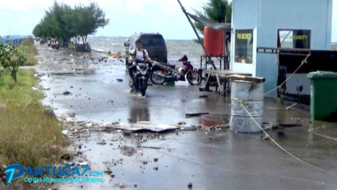 
					RUSAK: Kondisi jalan akibat diterjang banjir rob, (Foto: Hafiz Rozani).