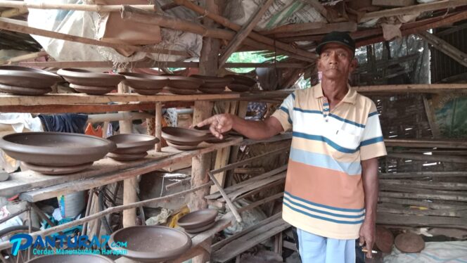 
					BERJEJER: Puluhan grabah jadi hasil tangan Wahidin (66), pengrajin asal Desa Alaskandang, Besuk, Probolinggo (Foto: Ainul Jannah).