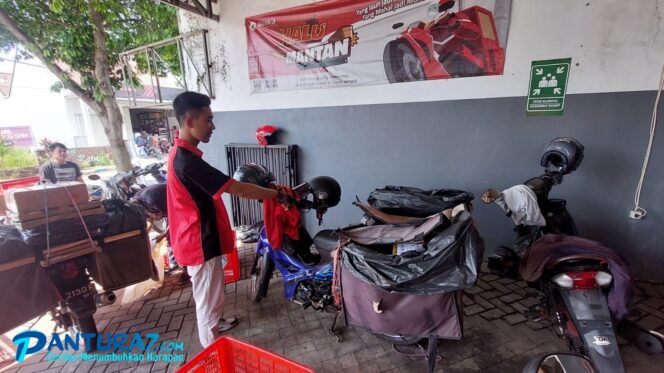 
					RAIB: Karyawan ekspedisi saat menunjukkan lokasi parkir motor yang hilang. (foto: Hafiz Rozani).