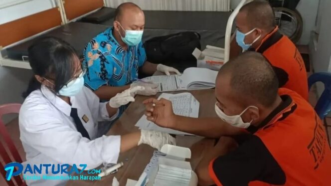 
					Agar Bebas HIV/AIDS, WBP Rutan Kraksaan Diperiksa