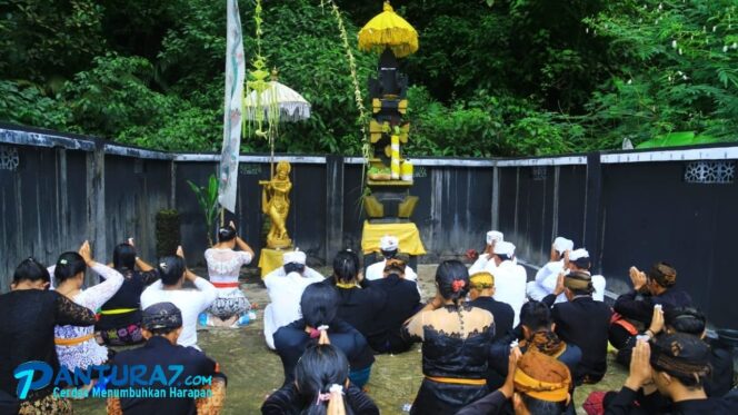 
					Mendak Tirta Awali Ritual Yadnya Kasada Warga Tengger Bromo