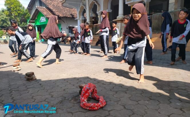
					TRADISIONAL: Sejumlah anak di Kecamatan Krejengan saat bermain permainan tradisional. (foto: Ainul Jannah)