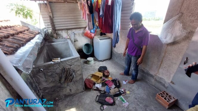 
					DIBOBOL: Kondisi kamar korban berantakan pasca diobok-obok maling. (foto: Hafiz Rozani)